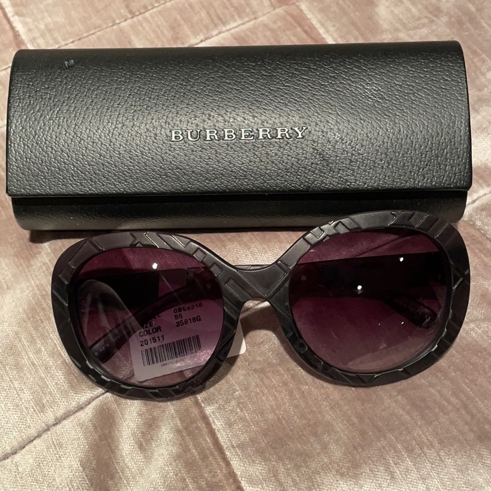 BURBERRY Plaid Signature Design Sunglasses NWOTS - Picture 5 of 16